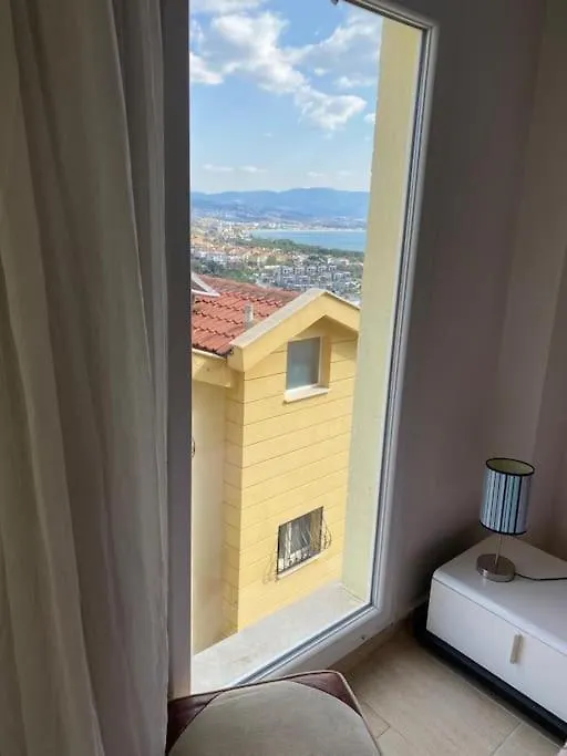 Deniz Manzarali, Havuzlu Ve Bahceli Triplex Villa Kusadasi